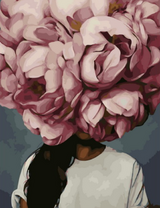 Девушка с огромным пионом на голове