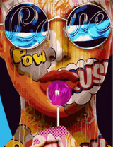 Девушка с чупа-чупсом