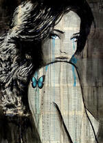 Обнаженная девушка с бабочкой на плече