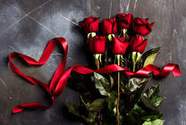 Букет красивых роз и красная лента