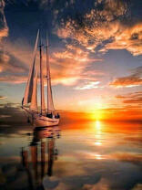 Изящная парусная лодка на фоне солнца