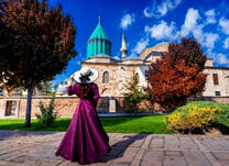 Девушка у старинных зданий