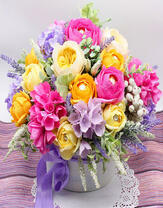 Яркий летний букет на ажурной салфетке