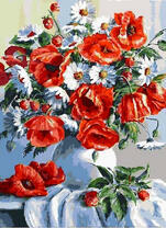 Ромашки и маки в белой вазе