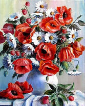 Белая ваза с букетом ромашек и маков