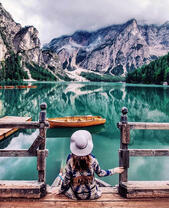 Девушка на причале горного озера