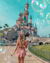 Девушка у сказочного замка