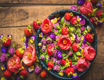 Цветы и ягоды