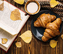 Осеннее чтение с молоком и круассанами