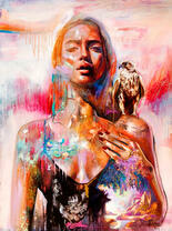 Девушка с соколом на плече