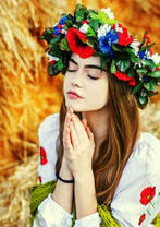 Девушка на поле в цветочном венке