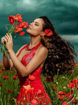 Девушка с букетом маков в поле