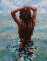Обнаженная девушка в воде