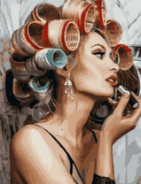 Женщина готовится к важному вечеру