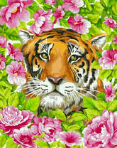 Голова тигра среди розовых цветов