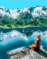 Девушка на скале у озера