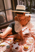 Девушка с тортиком у окна