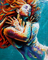 Рыжеволосая девушка под водой