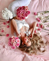 Невеста с нежным букетом роз