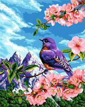 Птичка на цветущей сакуре на фоне гор