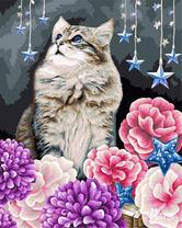 Кошечка среди нежных цветов