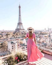 Романтичная девушка в сердце Парижа