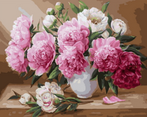 Роскошный букет пионов на столе