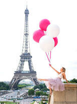 Мечтательная девушка в сердце Парижа