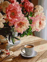 Нежный букет цветов и чашечка кофе