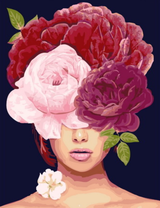 Милая девушка с пионами и розами на голове