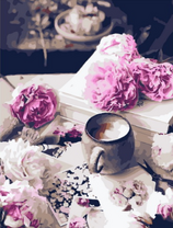 Творческий беспорядок на столе с кофе и цветами