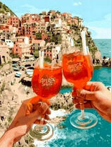 Бокалы на фоне курортного городка