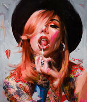 Девушка с татуировкой и леденцом