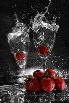 Клубника с бокалы с шампанским