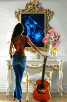 Девушка с гитарой у картины