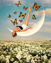 Девушка на луне и в окружении бабочек