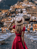 Утонченная девушка на фоне вечернего города