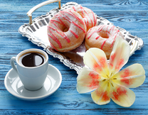 Пончики, кофе и тюльпан