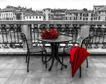 Столик с розами в Венеции