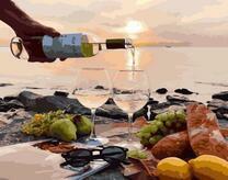 Пикник с вином и фруктами на берегу моря