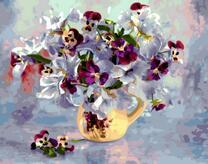 Букет анютиных глазок в кувшинчике