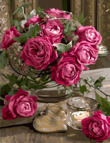 Нежные розы на столе