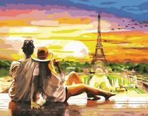 Пара смотрит закат в Париже