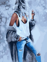 Стильная девушка в белой майке