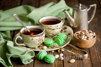 Чай с фисташками и макарунами 