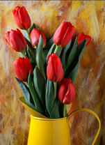 Букет свежих тюльпанов в желтом кувшине