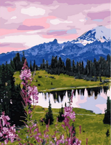 Высокие цветы с видом на горное озеро