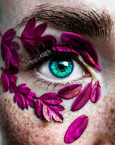 Женский глаз и фиолетовые листья