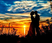 Романтическая встреча на закате у озера