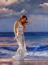 Девушка прогуливается по морскому берегу